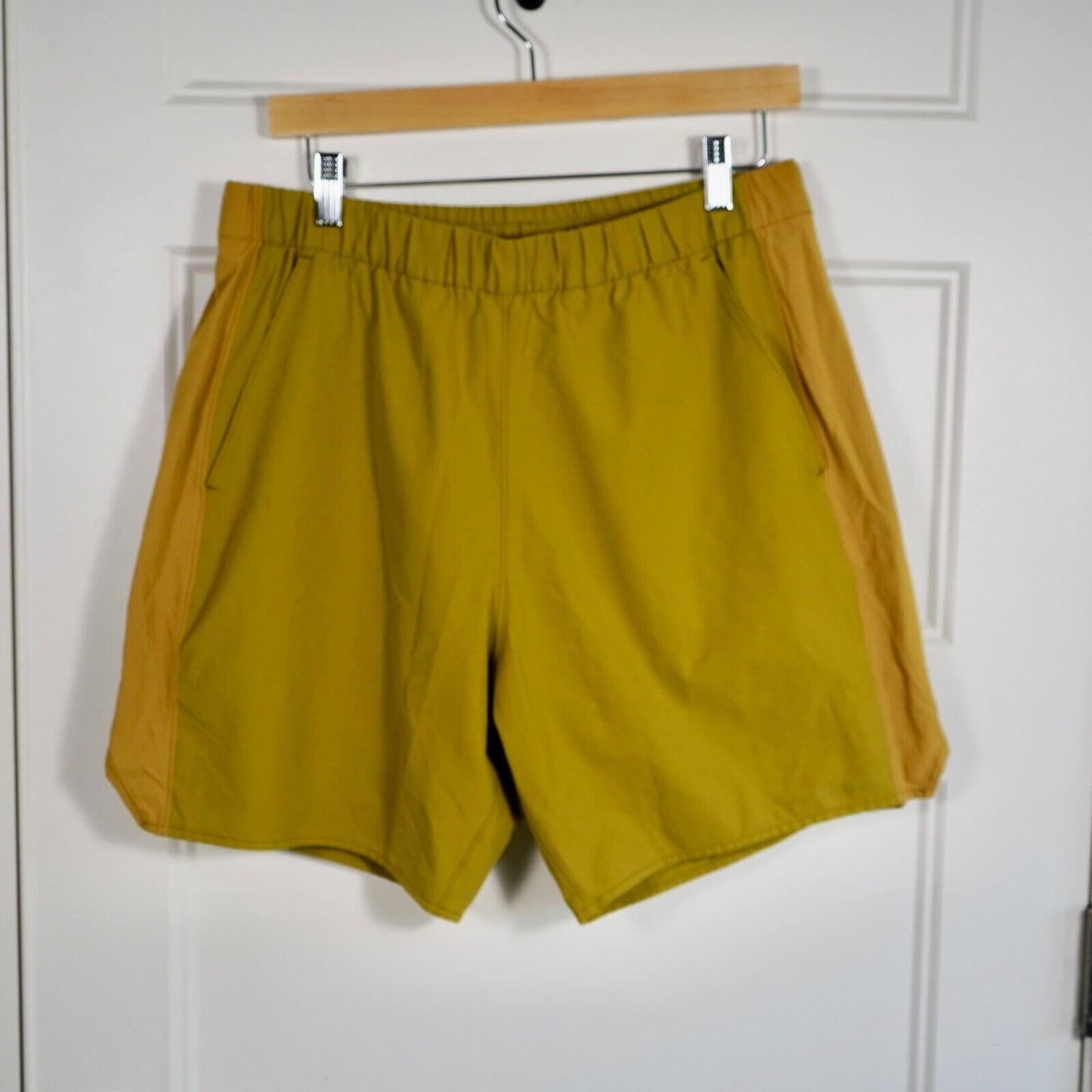 Outdoor Voices High Stride 7” Shorts Men’s Large Yellow Green